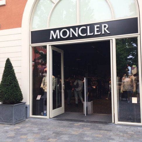 Om te mediteren Rot Observatie Moncler outlets: De volledige lijst!