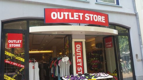 Outlet store schoenen en sportkledij